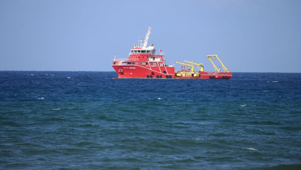 Akdeniz’deki petrol sızıntısına çift gemiyle tarama
