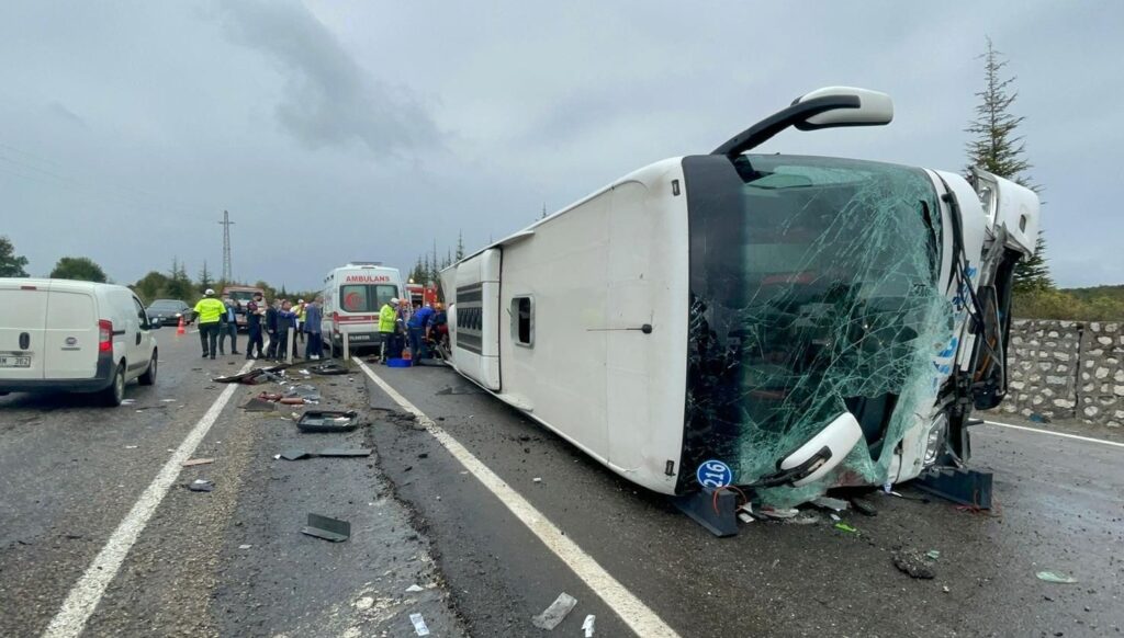 Bartın’da otomobille çarpışan yolcu otobüsü devrildi: 3 ölü 1yaralı