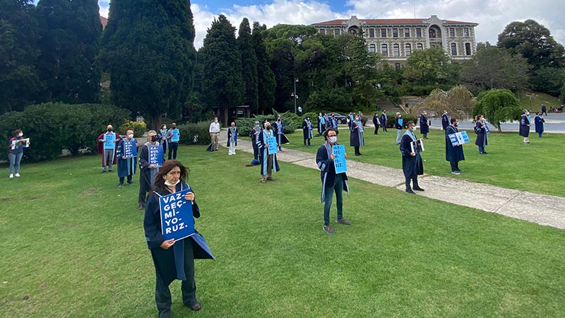 Boğaziçi Üniversitesi’nde akademisyenlerin eylemi sürüyor; rektörlük binasına 180. kez sırtlarını döndüler