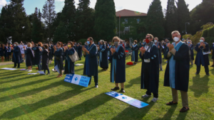 Boğaziçi Üniversitesi’nde alternatif mezuniyet töreni; “Sarayların çevresine çöreklenen kayyımlar değil, ‘hayır’ deme cesaretini gösterenler tarih yazmışlardır”