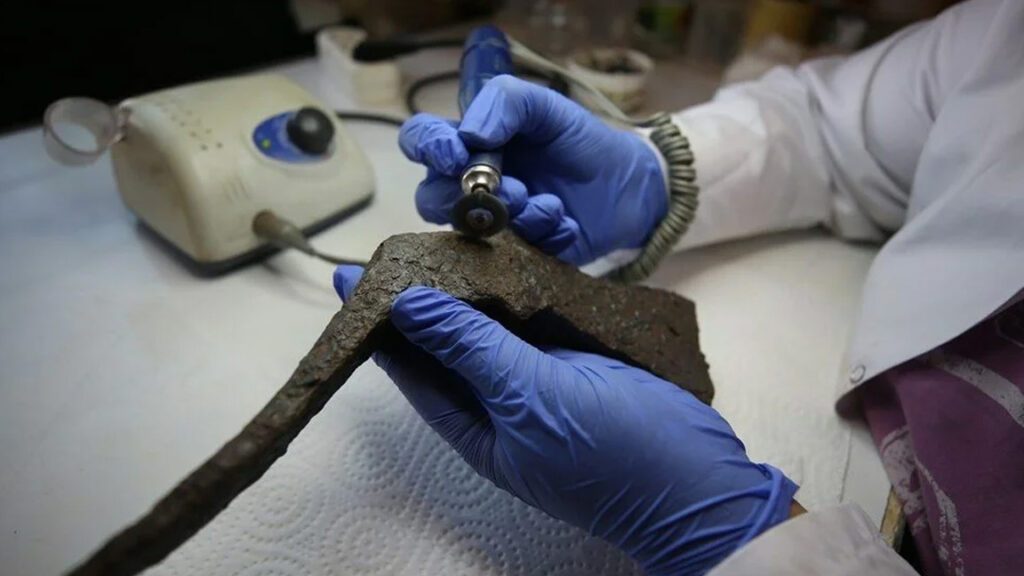 Çanakkale Assos Antik Kenti’nde 1300 yıllık pala ve balta bulundu