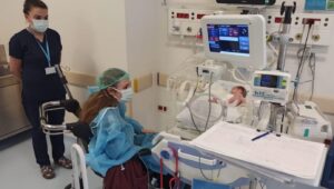 Covid-19 olduğu için erken doğum yapan kadın 21 gün sonra bebeğini yakından gördü