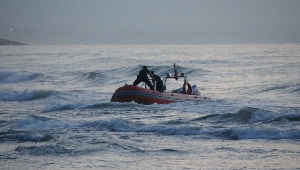 Dalgalarla boğuşan gençlerden biri kurtarıldı, biri kayıp