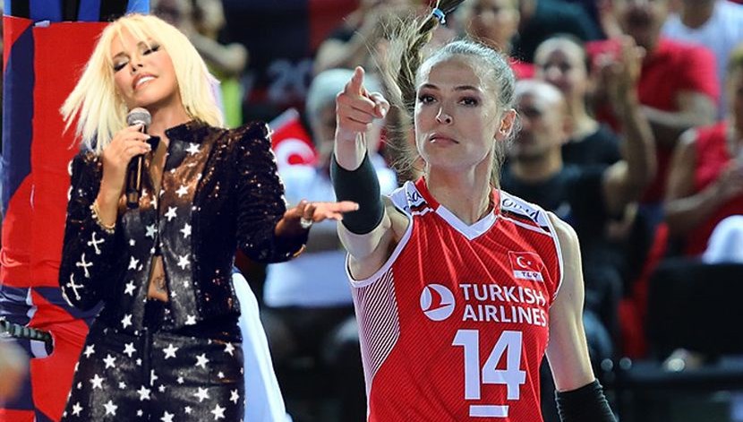 Eda Erdem’den Ajda Pekkan’a forma hediyesi