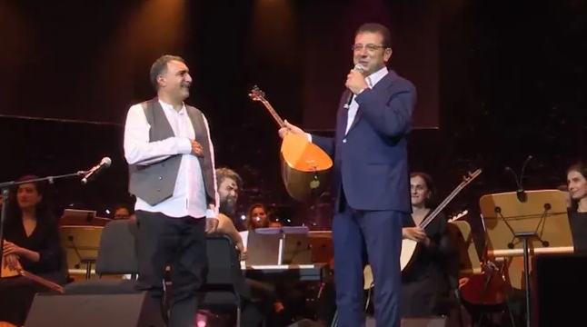 Erdal Erzincan bağlamasını İBB Başkanı İmamoğlu’na hediye etti