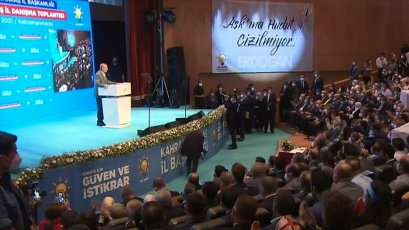 Erdoğan’ın katıldığı AKP toplantısında “hudut” pankartı