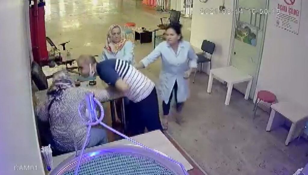 Eşini dövüp yüzüne tükürdü