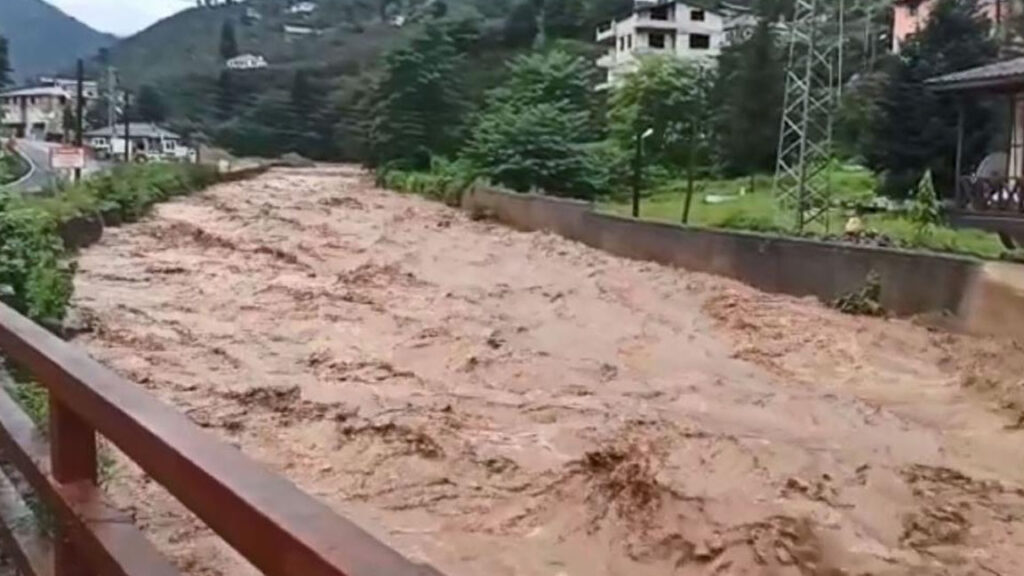 Giresun’da şiddetli yağış nedeniyle dereler taştı, yollara kadar ulaştı