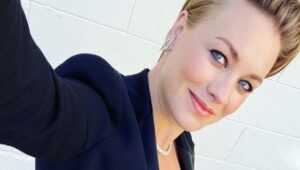 Hamile oyuncu Yvonne Strahovski Emmy Ödülleri adaylığını evde kutladı