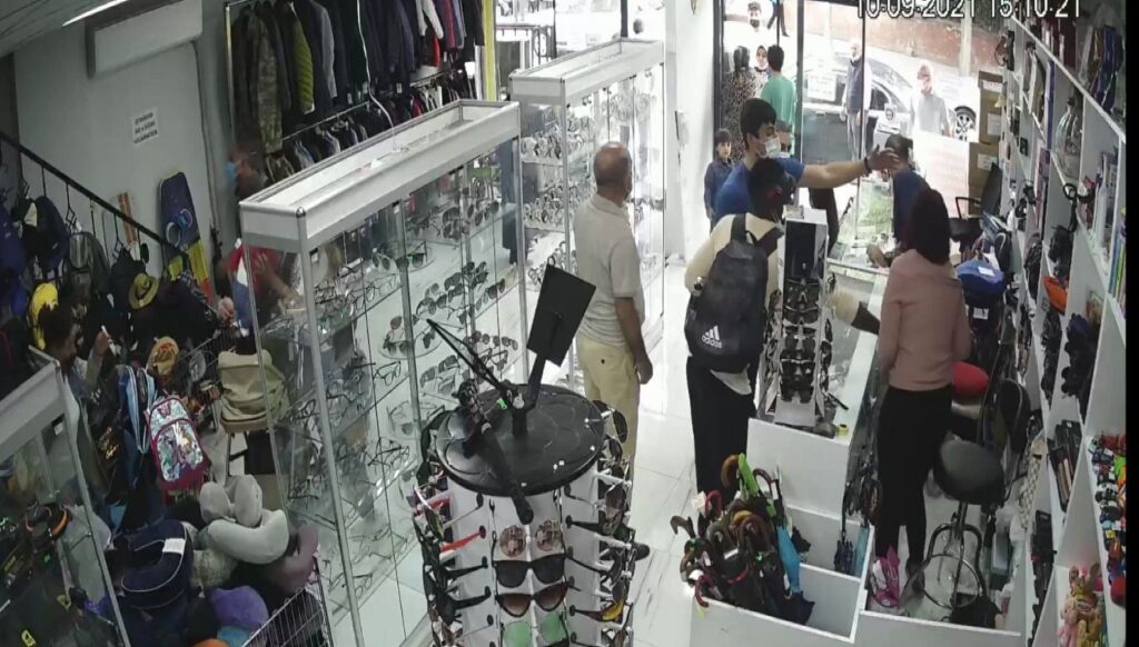 İndirim alamadı tezgahtaki kadına çayla saldırdı