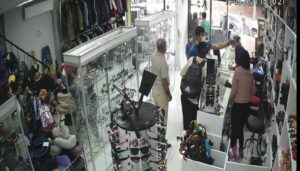 İndirim alamadı tezgahtaki kadına çayla saldırdı