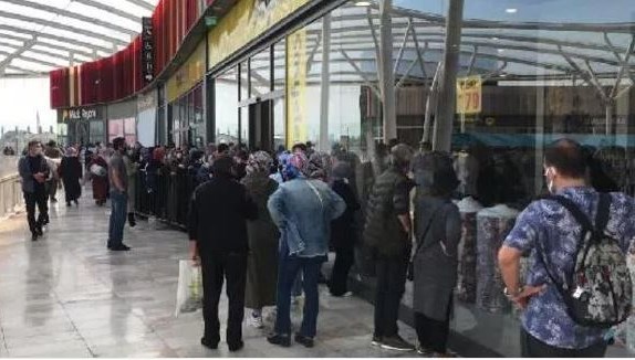 İndirimli halı almak isterken sosyal mesafeyi unuttular