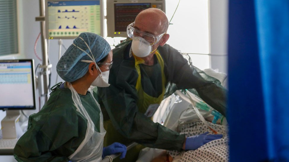 İngiltere’de Covid: Bilim Kurulu hükümeti, ‘Önlemler artırılmazsa hastaneye kaldırılanların sayısında ciddi artış olabilir’ diyerek uyardı