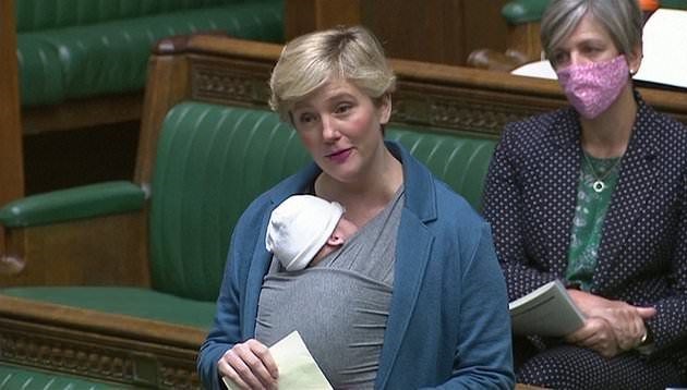 İngiltere’de milletvekili Stella Creasy, Avam Kamarası’na bebeğiyle birlikte geldi