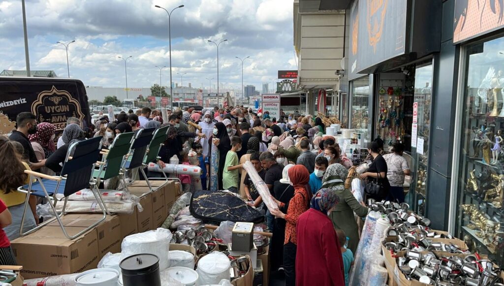 İstanbul Avcılar’da 50 TL’lik halı izdihamı