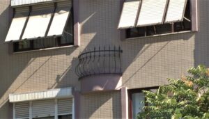 İstanbul’daki ilginç apartman, görenleri şaşırtıyor (Fransız balkon var ama kapısı yok)