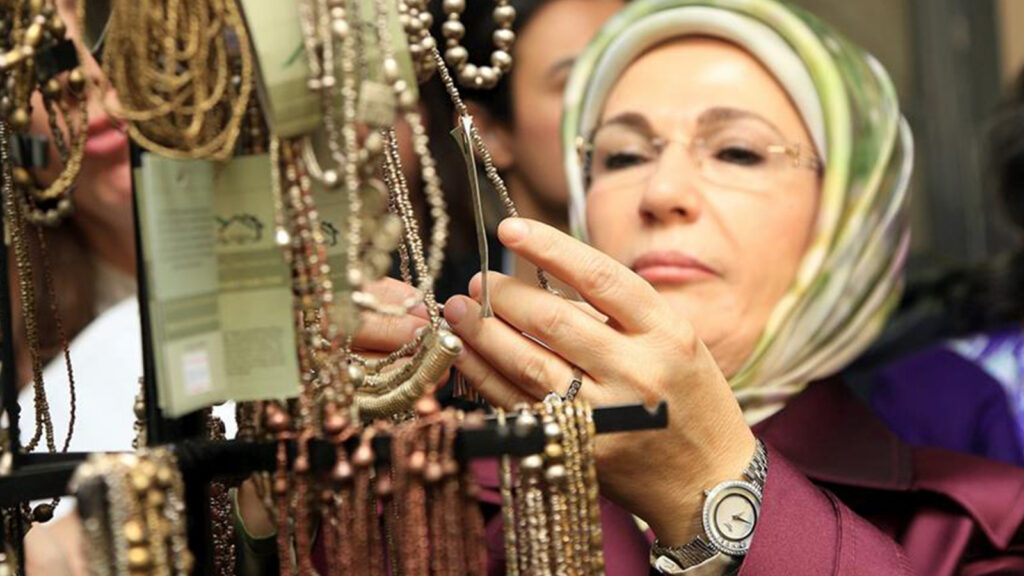 İyi Partili Erozan: Emine Erdoğan’ın Chopard Happy Diamonds kol saati çakma değilse 30 bin Euro’dan başlıyor