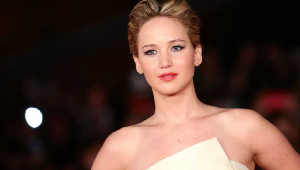 Jennifer Lawrence anne oluyor