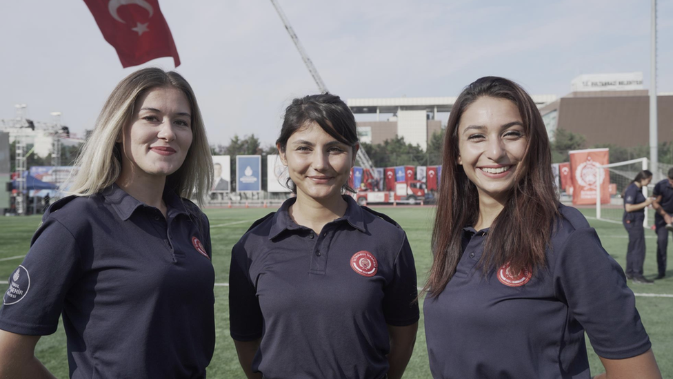 Kadın itfaiyeciler: ‘Kadının gücünü gösterebildiğimiz her an mutluyuz’