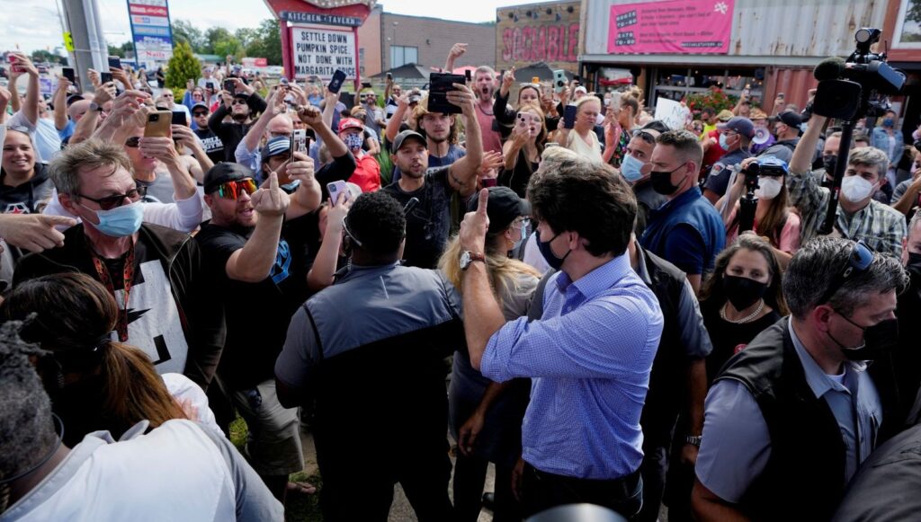 Kanada Başbakanı Trudeau’ya seçim kampanyasında taş atıldı