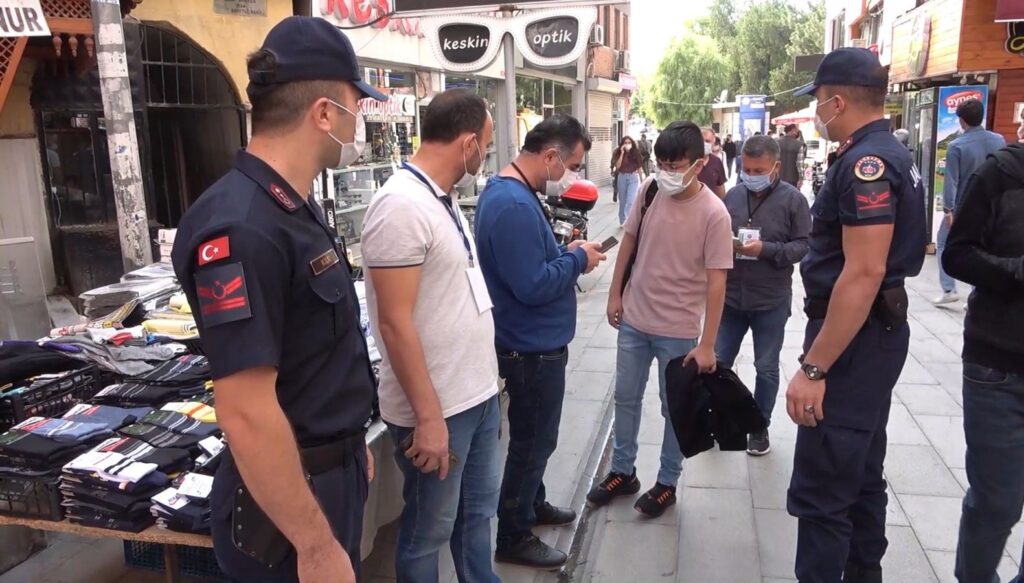 Karantina ihlali yapan iki öğrencinin ailesine para cezası uygulandı