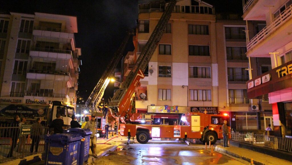 Karşı apartmandaki yangına, balkondan hortumla müdahale etti