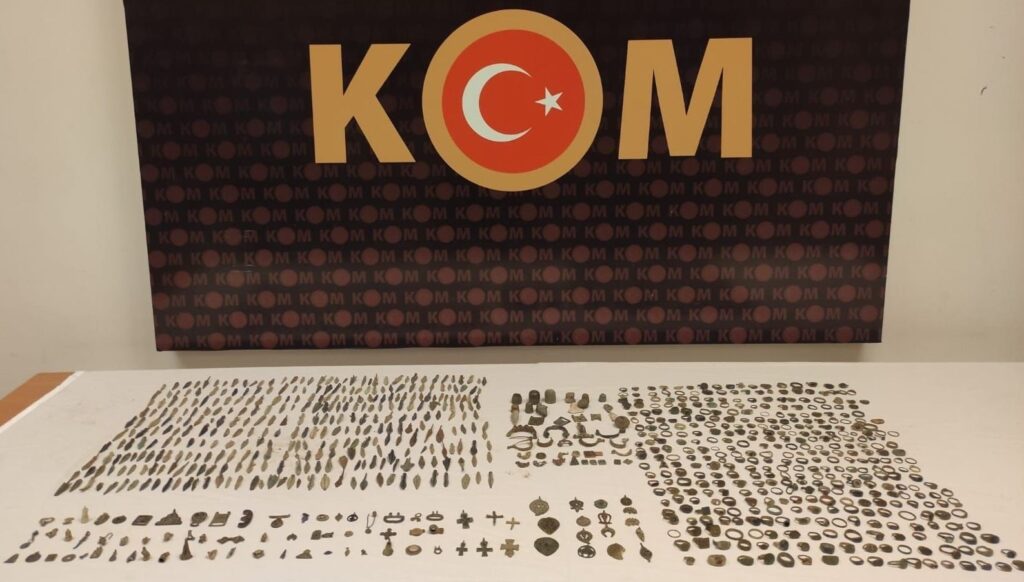 Konya’da tarihi eser niteliğinde 832 obje ele geçirildi