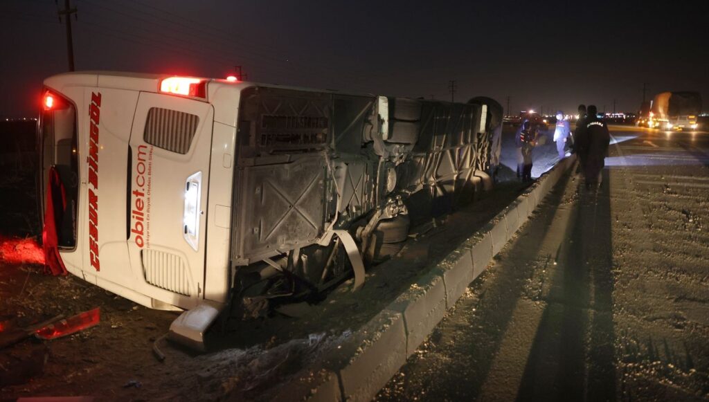 Konya’da yolcu otobüsü devrildi: 14 yaralı