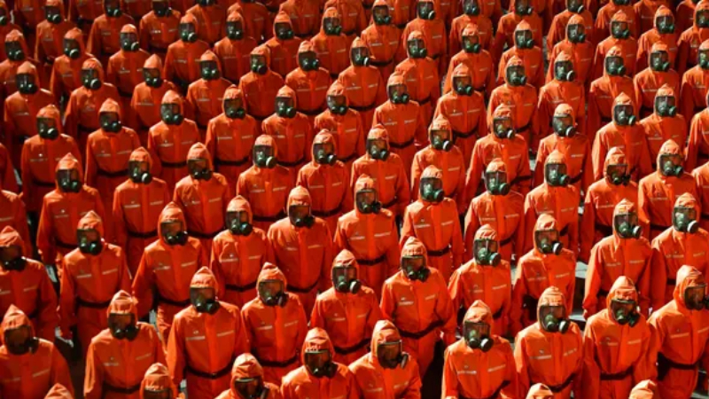 Kuzey Kore’de gece saatlerinde hazmat elbiseli geçit töreni