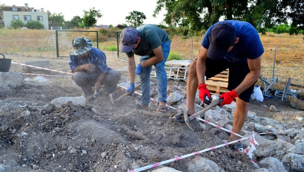 Mersin Soli Pompeipolis Antik Kenti’ndeki kazılarda Aratos’un anıt mezarının zeminine ulaşıldı