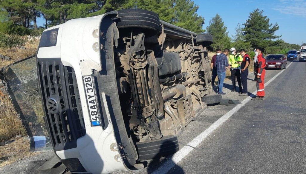 Muğla’da tur otobüsü, öğrenci servisi ile çarpıştı: 1 ölü, 30 yaralı