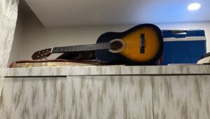 Oğlunun uyuşturucu kullandığını, gitarına gizlediği kamerayla tespit etti