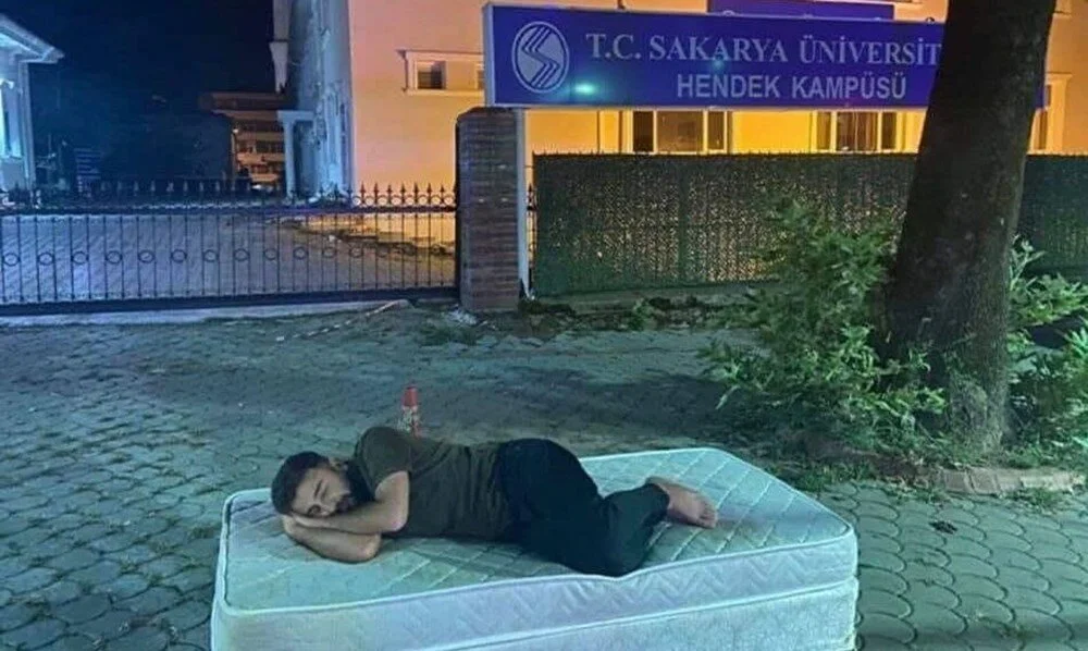 Öğrencilerden artan kira fiyatlarına tepki; üniversitenin kapısının önüne yatak koydular
