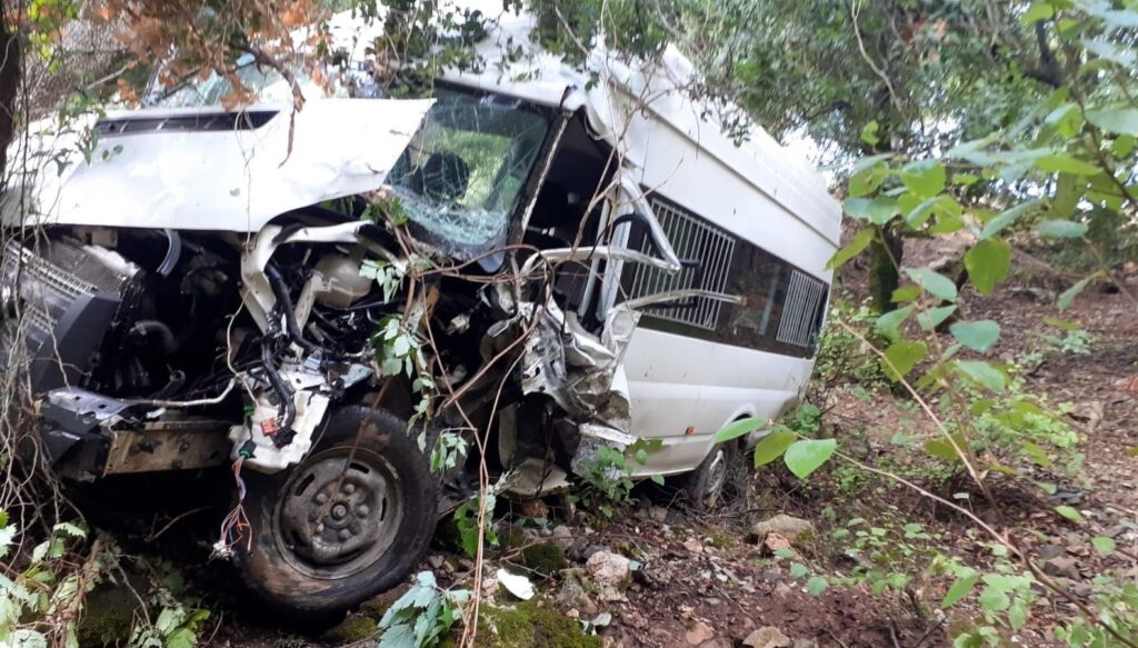 Okul servisi dereye uçtu: 8 öğrenci yaralı