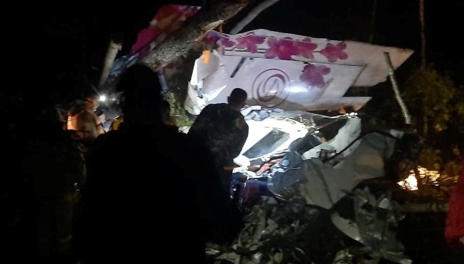 Rusya’da 16 kişiyi taşıyan uçak sert iniş yaptı