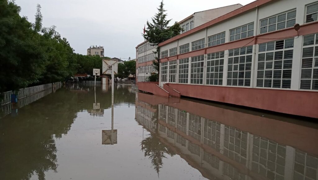Samsun’da sağanak sele neden oldu: İki okulda eğitime ara verildi