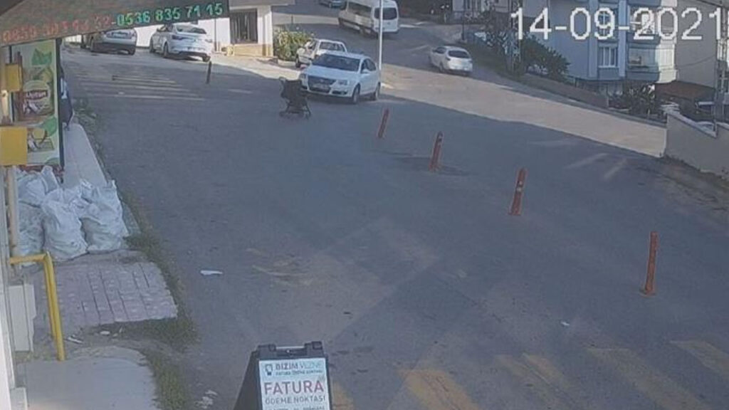 Sinop’ta yokuş aşağı kayan bebek arabası, içindeki 10 aylık bebekle birlikte apartman bahçesine düştü