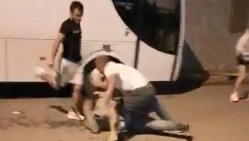 Sitede köpek besleyen aileye palalı saldırı