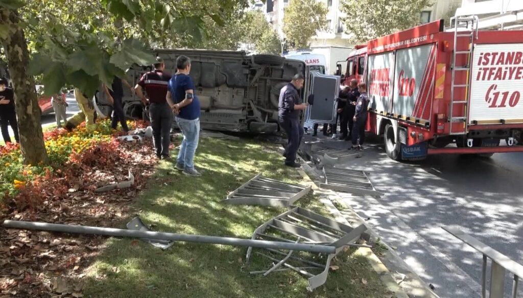 Sultangazi’de kapkaççıları kovalarken kaza yaptı