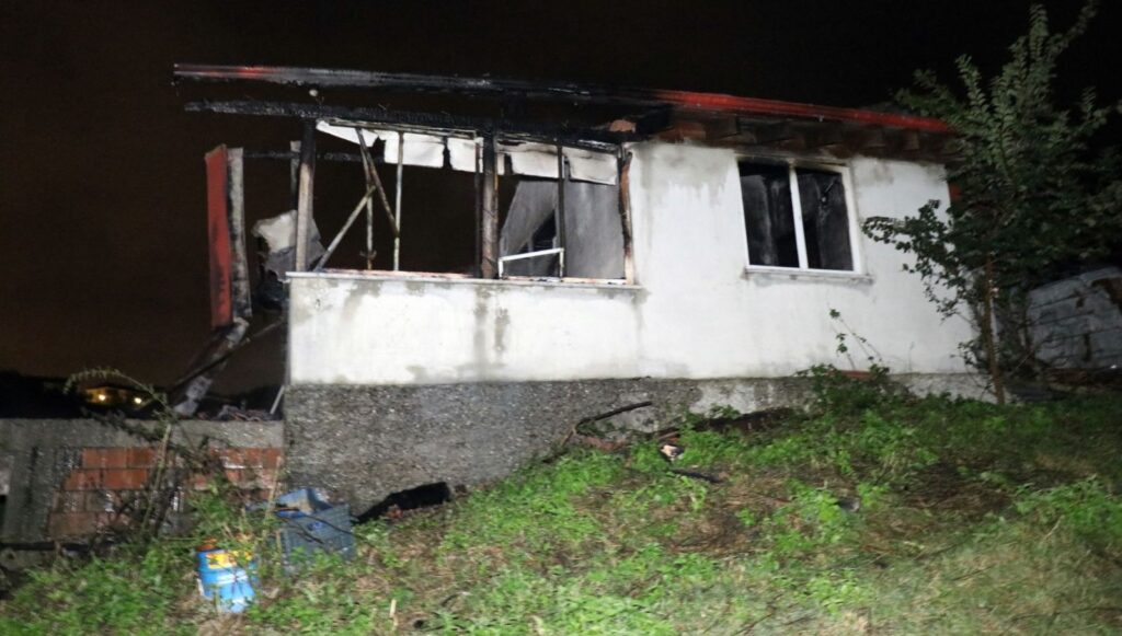 Tek katlı evin içinde alevlerin arasında kalan bir kişi hayatını kaybetti