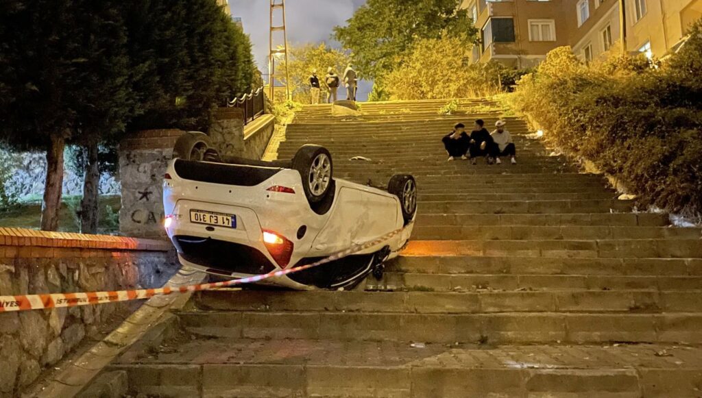 Ümraniye’de ‘navigasyon’ kazası: Merdivenli sokağa giren araç takla attı