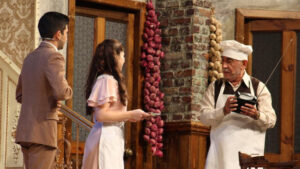 Usta oyuncu Şener Şen, ‘Zengin Mutfağı’yla Bandırma meydanında tiyatroseverlerle buluştu