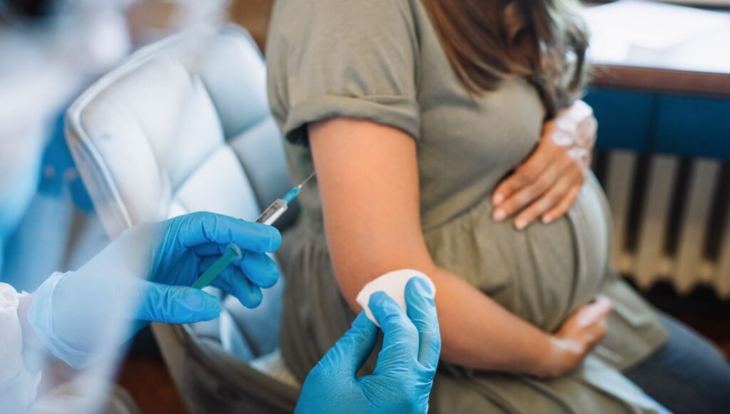 Uzmanlar uyarıyor: Hamilelerin aşı olması iki kat önemli