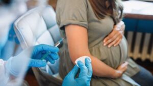 Uzmanlar uyarıyor: Hamilelerin aşı olması iki kat önemli