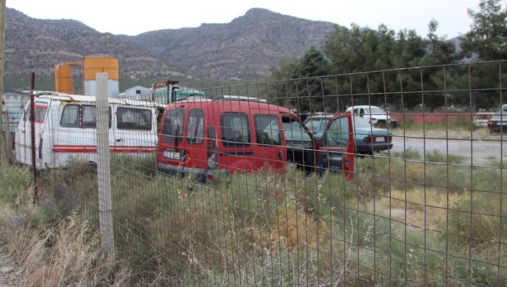 Yediemin kendisine emanet edilen araçları satıp borcunu ödedi