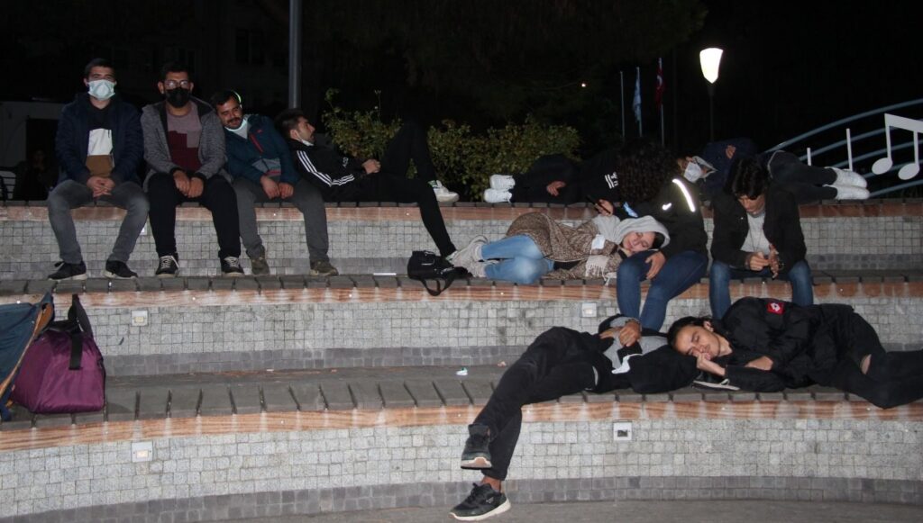 Yurt ücretlerine ve yüksek kiralara tepki gösteren öğrenciler geceyi parkta geçirdi