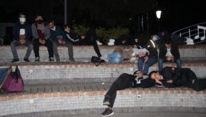 Yurt ücretlerine ve yüksek kiralara tepki gösteren öğrenciler geceyi parkta geçirdi