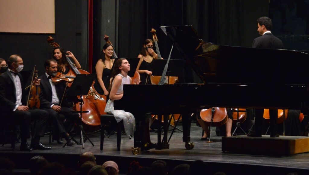 13 yaşındaki İlyun Bürkev’den Mozart konçertosu