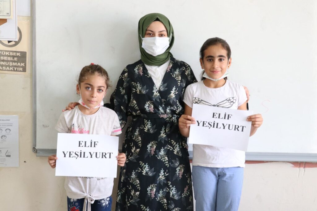 Adı ve soyadı aynı öğrencileri ayırt etmek için çareyi “sıfat”larda buldular