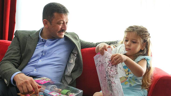 AK Partili Dağ, İzmir’deki depremin sembol ismi Ayda’yı ziyaret etti